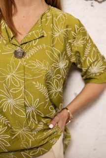 Mintás blúz , dekoratív gombbal - zöld 