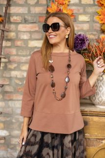 A - vonalú, sliccelt aljú felső - barna