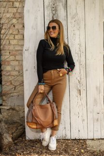 Csipkével díszített felső - fekete