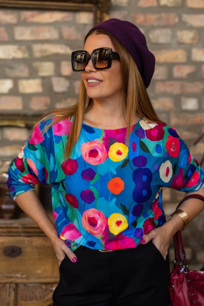 Színes virágos felső - kék alap 
