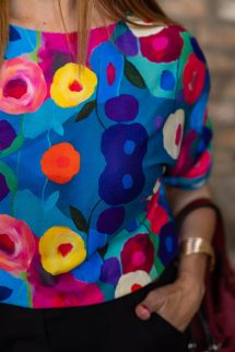 Színes virágos felső - kék alap 