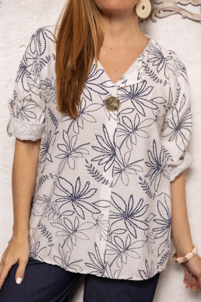 Mintás blúz , dekoratív gombbal - fehér