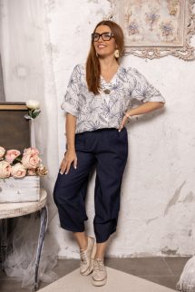 Mintás blúz , dekoratív gombbal - fehér