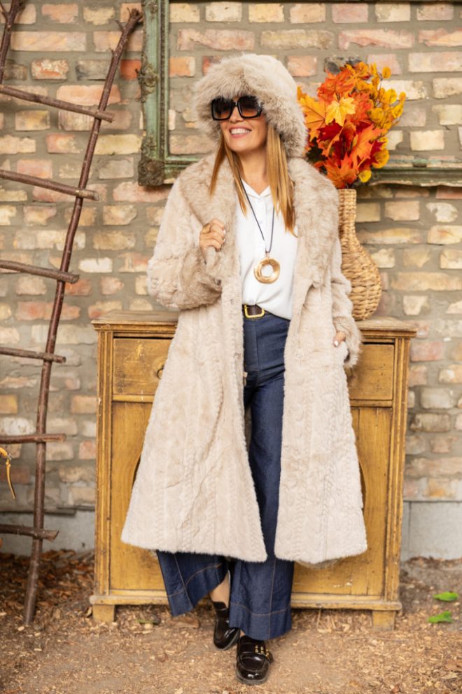 Szőrmés, hosszú kabát 