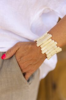 Dekoratív bézs karkötő 