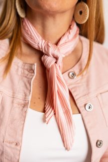 Pliszírozott kendő - púder 