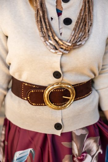 Szegecselt arany csatos velúr öv - csoki barna