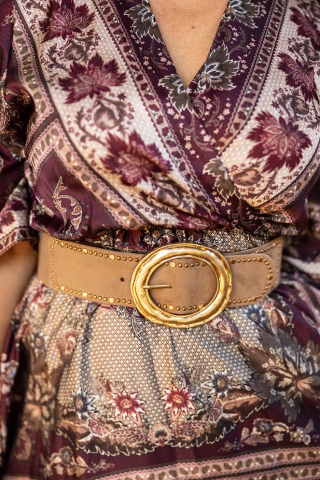 Szegecselt arany csatos velúr öv - bézs 