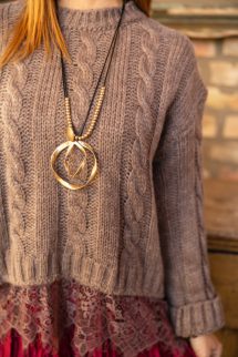 Csipkével extrázott pulóver - barna 